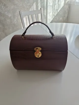 Joyero marrón con detalles dorados 25x16.5x17