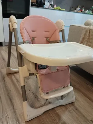 Trona de bebé rosa y blanca