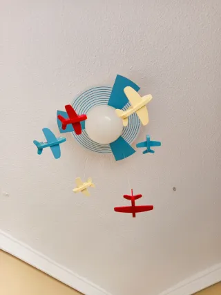 Lámpara infantil con aviones. OFERTAAA