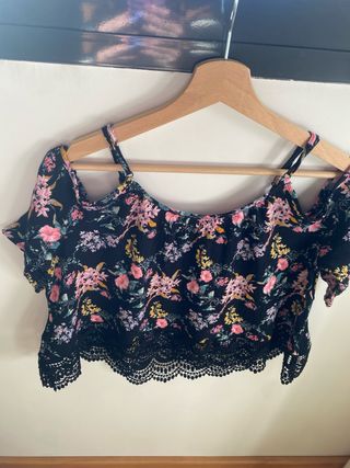 Top floral crop con encaje