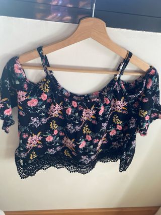 Top floral crop con encaje