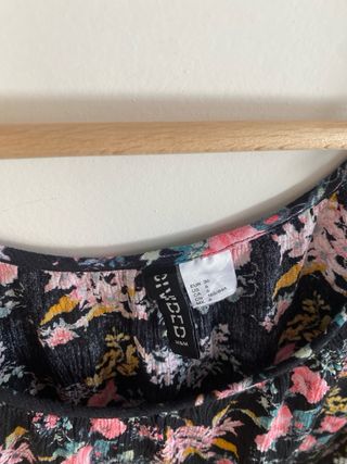 Top floral crop con encaje