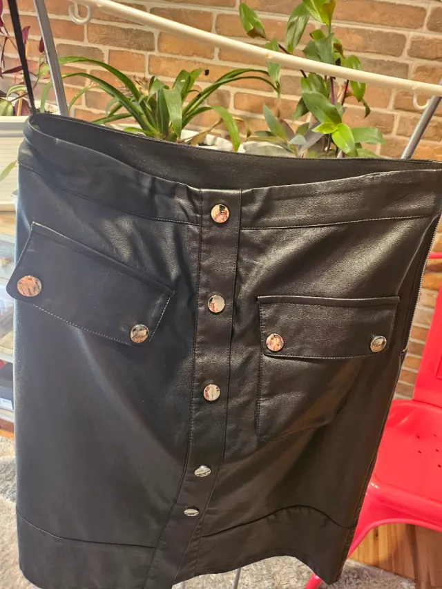 Falda de cuero negra con botones