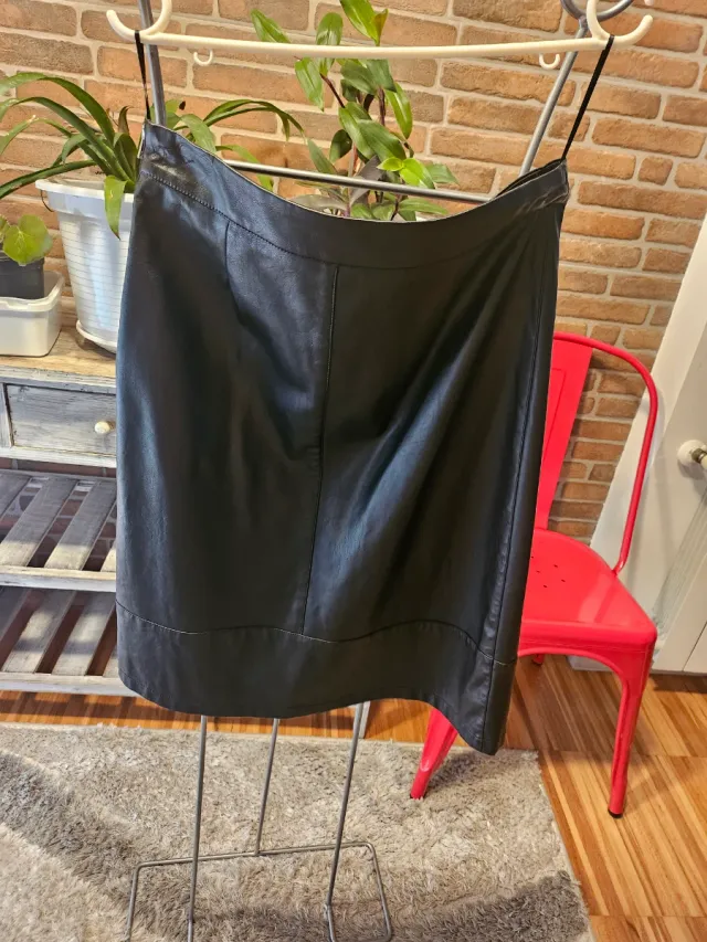 Falda de cuero negra con botones