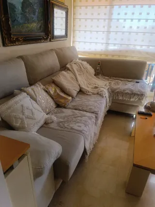 Sofá modular beige y multicolor