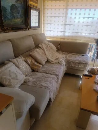 Sofá modular beige y multicolor