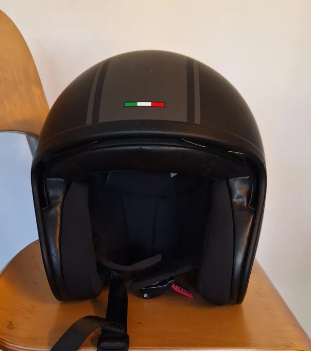 Casco Jet Negro con Visera y Bandera Italiana T M