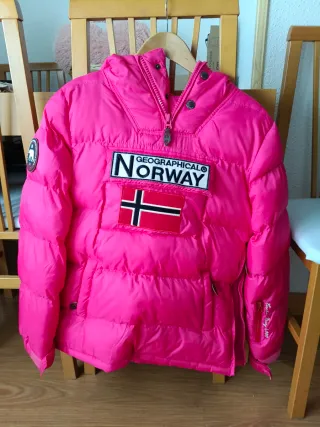 Cazadora Geographical Norway Rosa,es muy amplia.