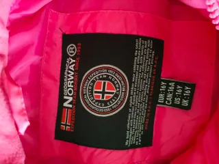 Cazadora Geographical Norway Rosa,es muy amplia.