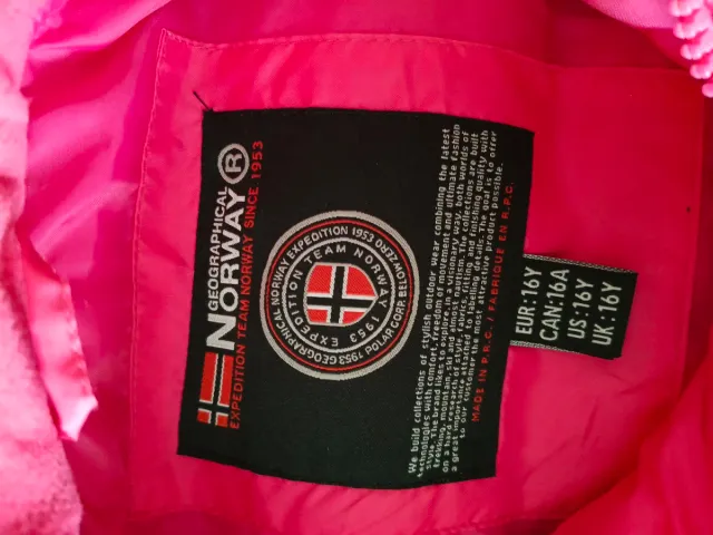 Cazadora Geographical Norway Rosa,es muy amplia.