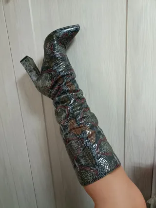 Botas altas efecto piel serpiente