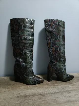 Botas altas efecto piel serpiente