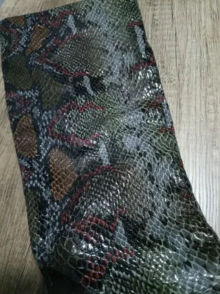 Botas altas efecto piel serpiente