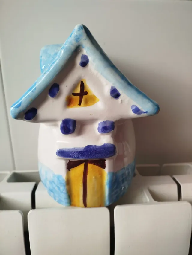 Hucha in ceramica casa blu e bianca