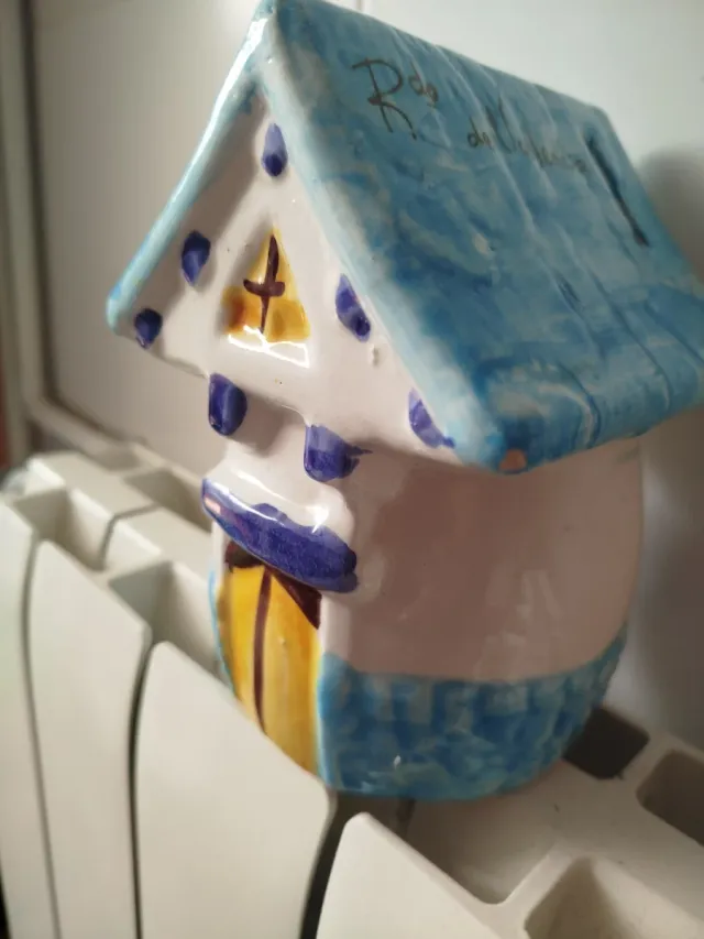 Hucha in ceramica casa blu e bianca