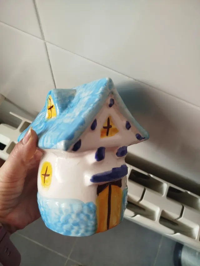 Hucha in ceramica casa blu e bianca