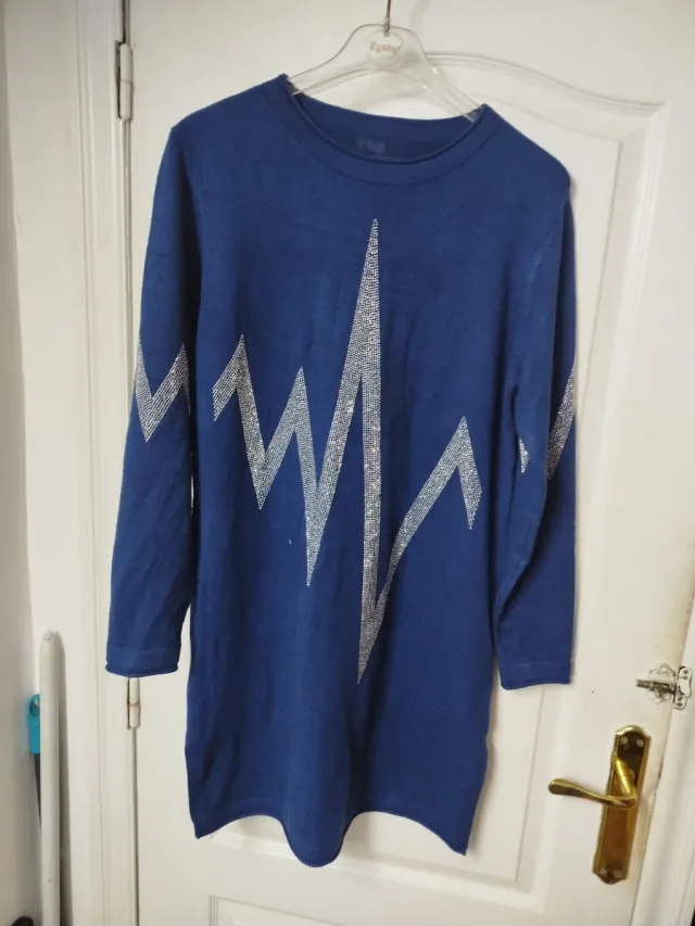 Jersey azul rey suave con diseño brillante