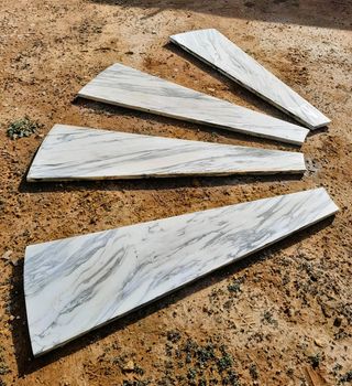 Escalones de mármol blanco y gris