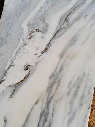 Escalones de mármol blanco y gris