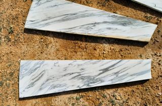 Escalones de mármol blanco y gris