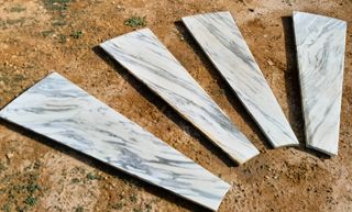 Escalones de mármol blanco y gris