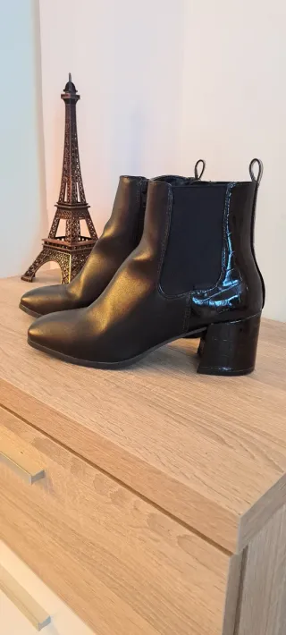 Botines negros tacón  efecto piel serpiente