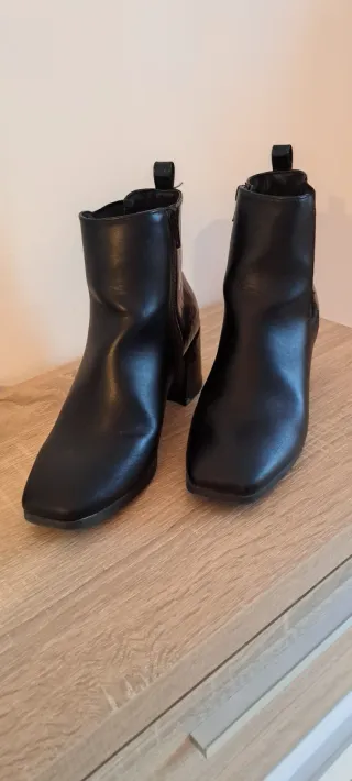 Botines negros tacón  efecto piel serpiente