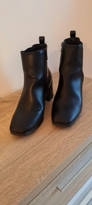 Botines negros tacón  efecto piel serpiente