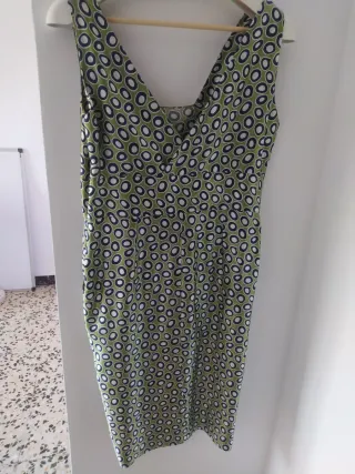 Vestido verde con estampado de círculos