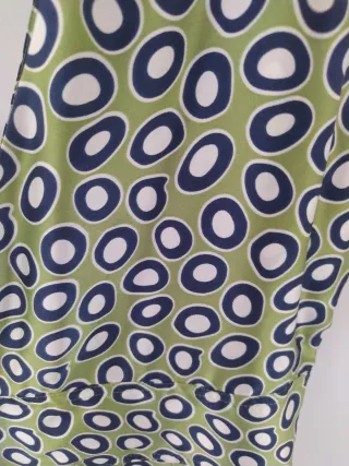 Vestido verde con estampado de círculos