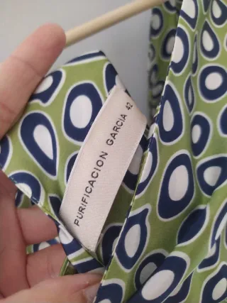 Vestido verde con estampado de círculos