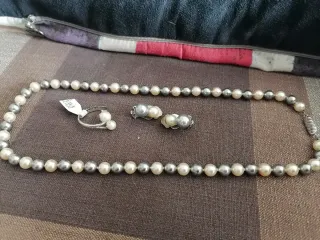 Conjunto de perlas gris y blanco