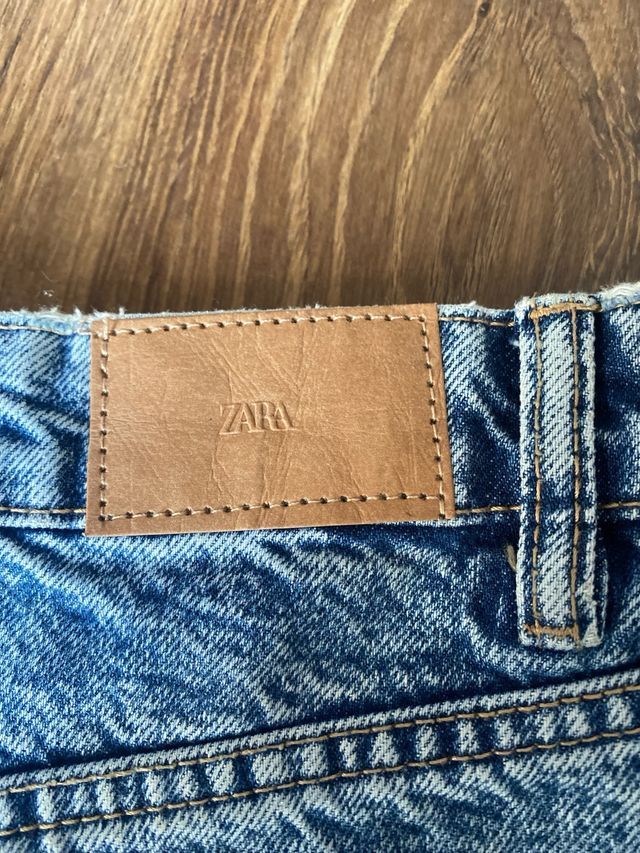 Pantalón vaquero Zara azul. Talla 38 justita.