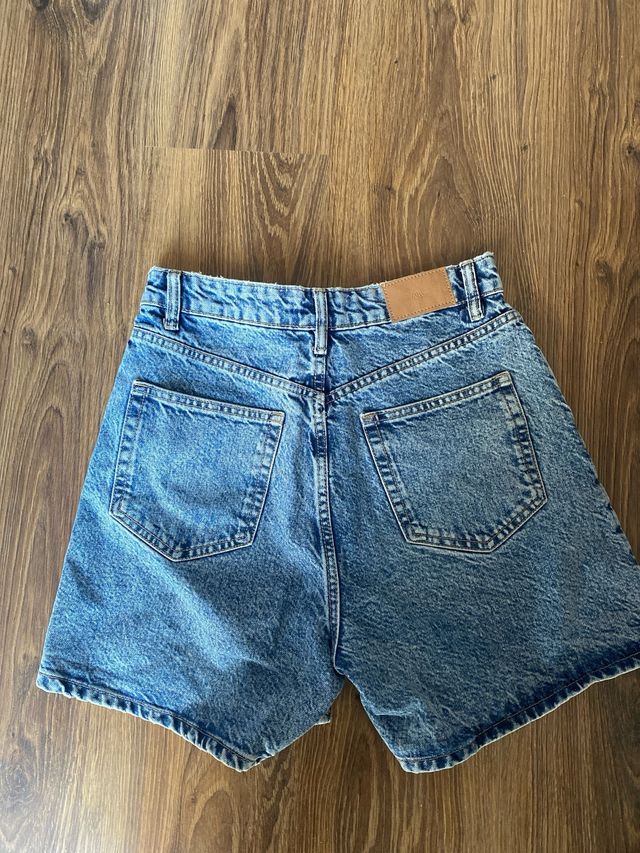 Pantalón vaquero Zara azul. Talla 38 justita.
