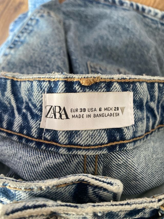 Pantalón vaquero Zara azul. Talla 38 justita.