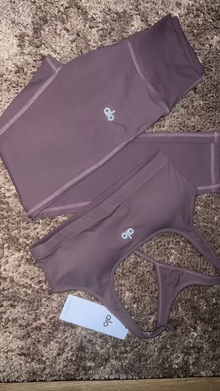 Conjunto Alo Leggings e Top