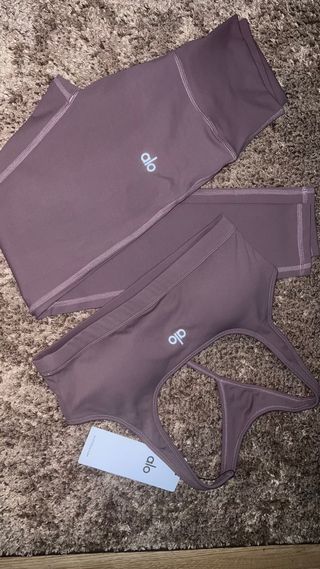 Conjunto Alo Leggings e Top