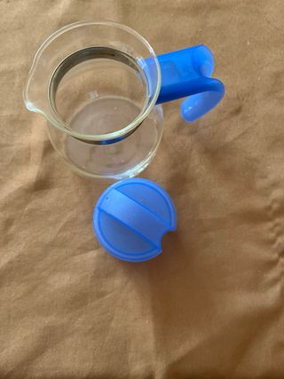 Mini cafetera de cristal con tapa azul