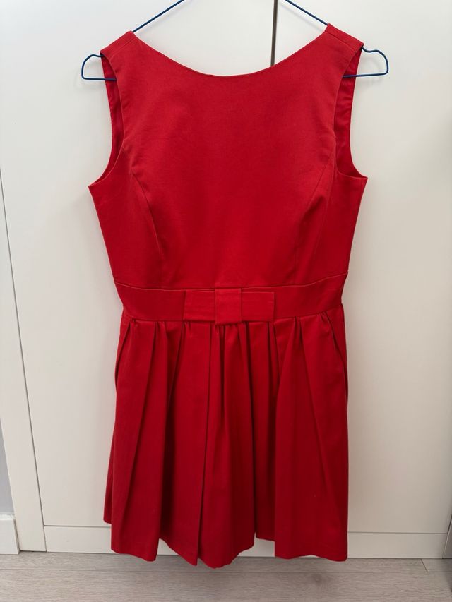 Vestido rojo corto con lazo