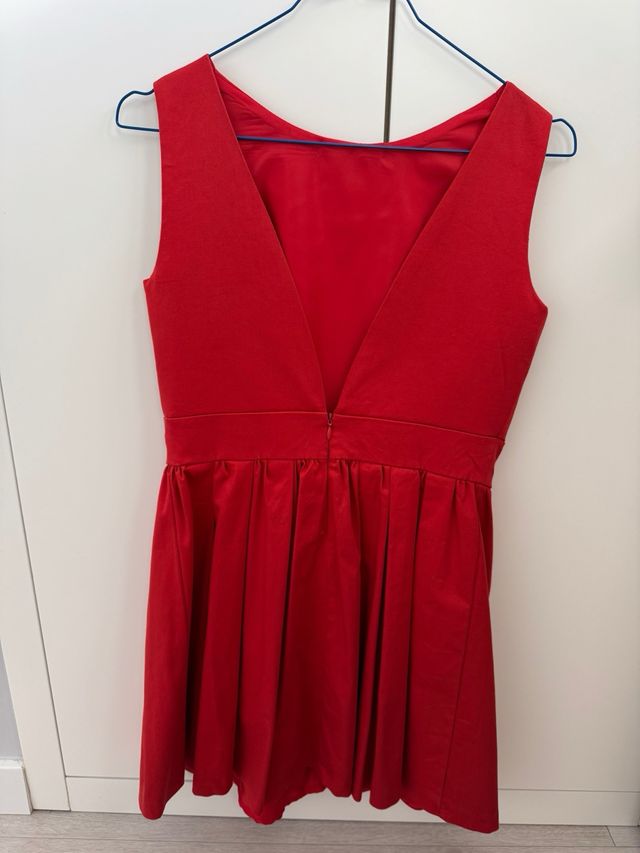 Vestido rojo corto con lazo