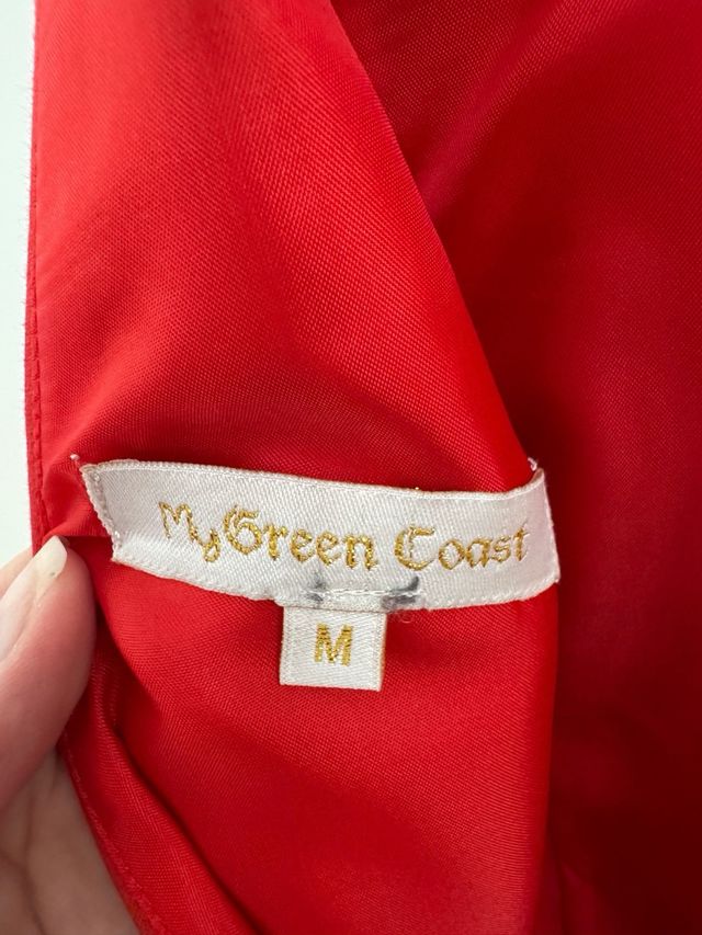 Vestido rojo corto con lazo