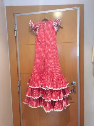 Traje de flamenca rojo con lunares blancos