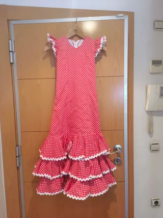 Traje de flamenca rojo con lunares blancos