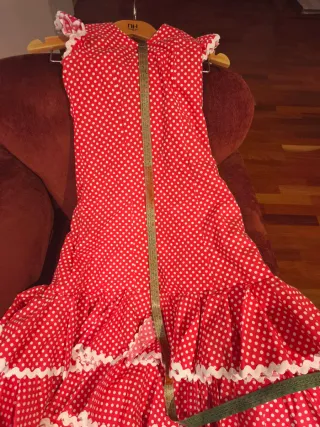Traje de flamenca rojo con lunares blancos