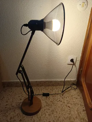 Lámpara de mesa negra con base de madera