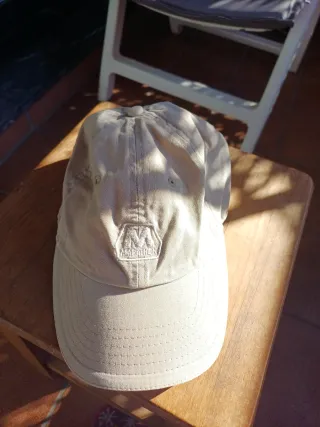 Gorra beige con logo
