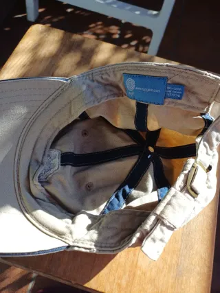 Gorra beige con logo