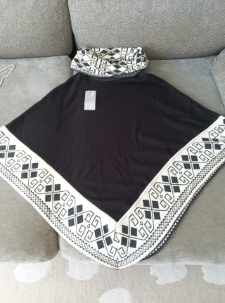 Poncho Talla Única Negro y Blanco La marca no sé