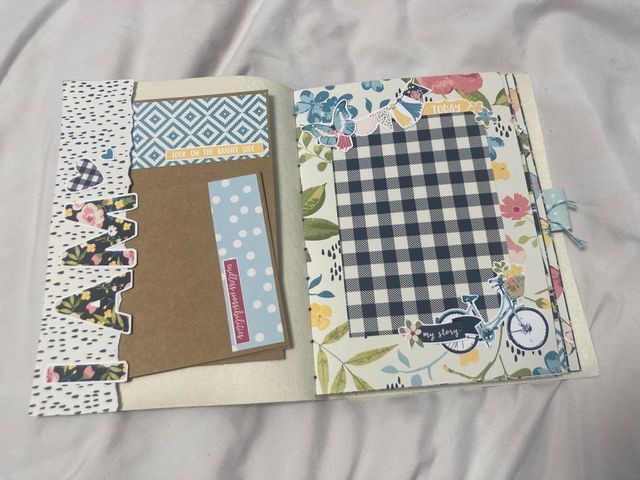 Álbum de fotos cosido con mariposa