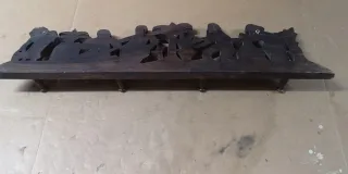 Perchero artesanal de madera tallada